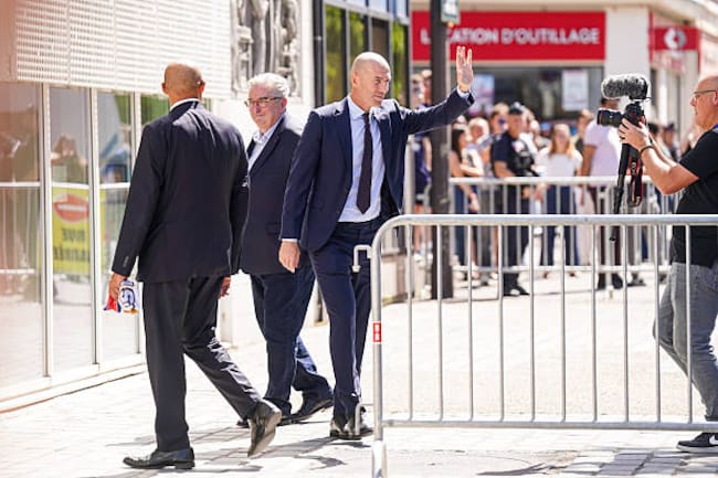 Zinedine Zidane llega para ser presentado como DT de la Selección de Francia