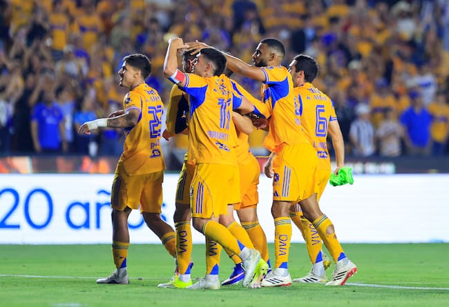 Jugadores de Tigres celebran tras ganar el partido de la décima jornada entre Tigres UANL y Monterrey, correspondiente al Torneo Clausura 2026 de la Liga MX,