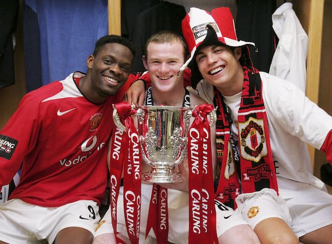 Louis Saha, Wayne Rooney y Cristiano Ronaldo tras ganar la Carling Cup