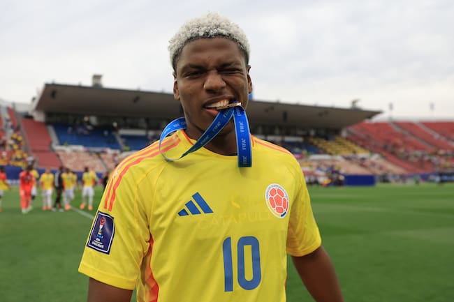 Óscar Perea con la medalla de bronce en el Mundial Sub-20 de Chile