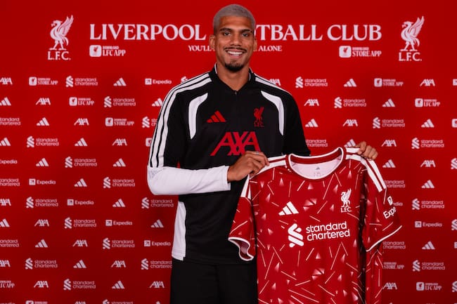 Ronald Araújo presentado con el Liverpool