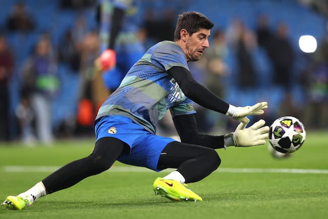 Thibaut Courtoishibaut calienta previo al partido de vuelta de los octavos de final de la UEFA Champions League 2025/26