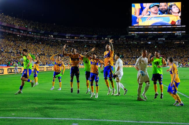Jugadores de Tigres celebran tras ganar el partido de la jornada 15 entre Tigres UANL y Monterrey como parte del Torneo Clausura 2025 de la Liga MX en el Estadio Universitario
