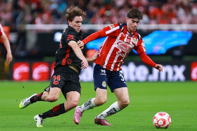 Marcel Ruiz de Toluca y Armando Gonzalez de Chivas