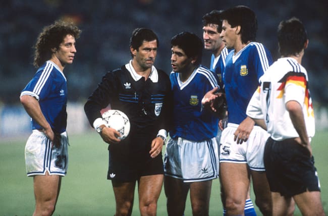 Edgardo Codesal pitando el partido decisivo de la Copa Mundial de la FIFA 1990 entre Alemania Occidental y Argentina.