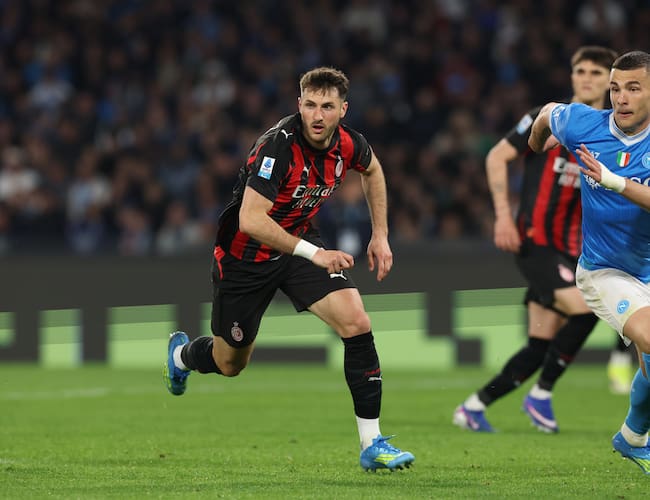 Santi Giménez reaparece con el Milan en la dolorosa derrota ante Napoli