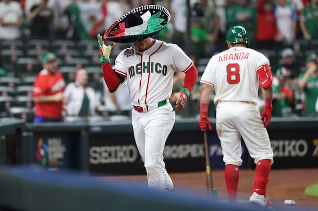 Selección de béisbol de México celebra después de conectar un HR en la segunda entrada durante el juego del Grupo B del Clásico Mundial de Béisbol 2026,