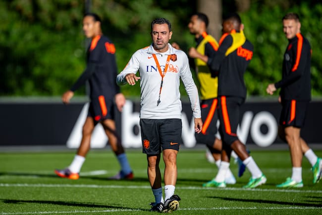 Será el debut Xavi Hernández con Países Bajos