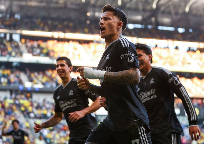 Festejo de Brian Rodríguez después de marcar gol
