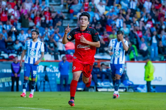 Gilberto Mora jugando ante Pachuca