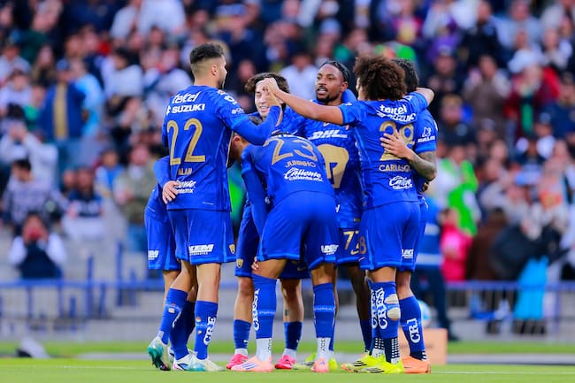 Los Universitarios juntos celebrando gol en el Olímpico Universitario