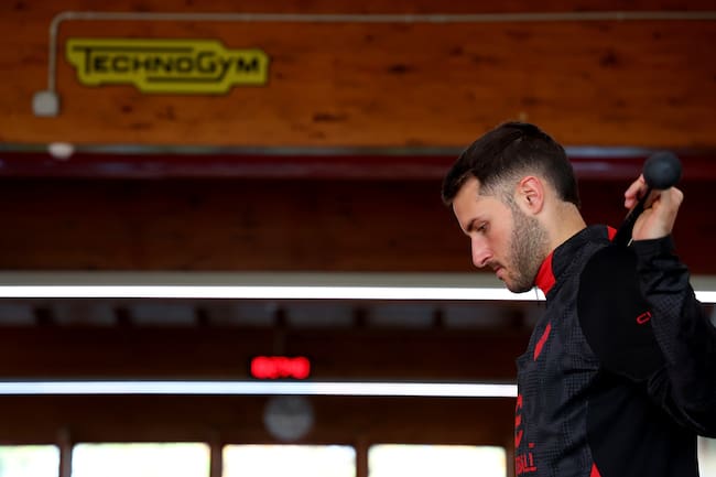 Santiago Giménez en entrenamiento