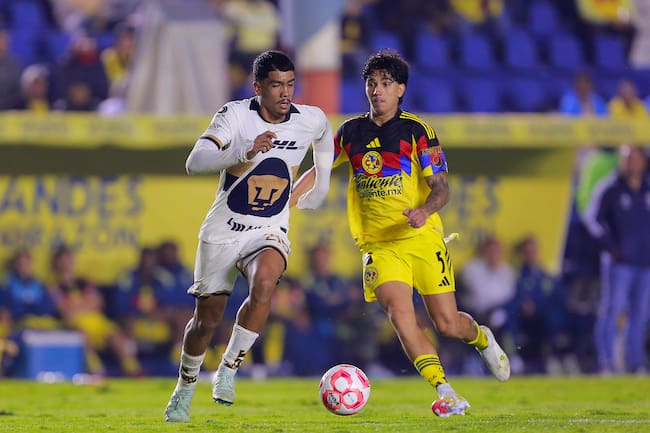 Ángel Azuaje de Pumas y Kevin Álvarez durante el partido de la jornada 11 entre América y Pumas UNAM, como parte del Torneo Apertura 2025 de la Liga MX