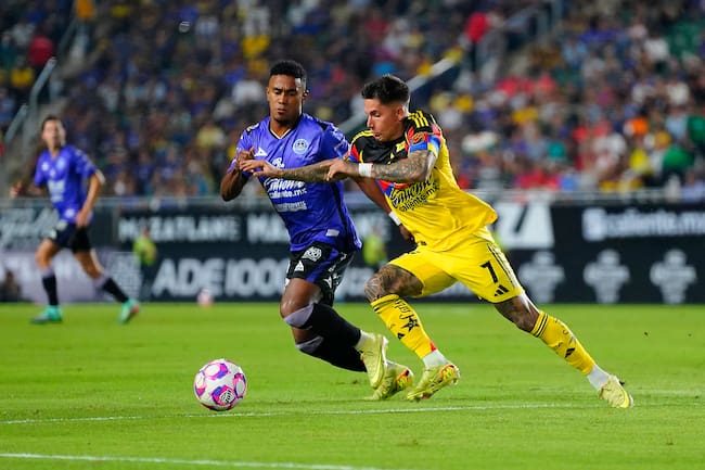 Édgar Bárcenas de Mazatlán y Brian Rodríguez del América disputan el balón durante el partido de la jornada 15 entre Mazatlán FC y América, correspondiente al Torneo Apertura 2025 de la Liga MX