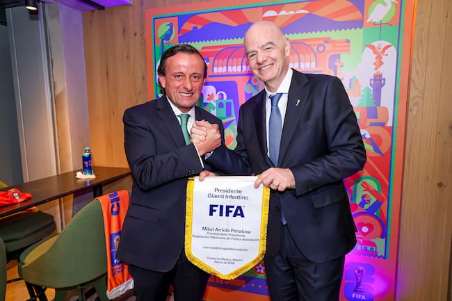 Mikel Arriola y Gianni Infantino