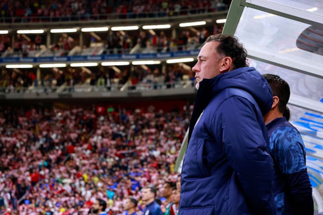 Gabriel Milito dirigiendo el Clásico Nacional