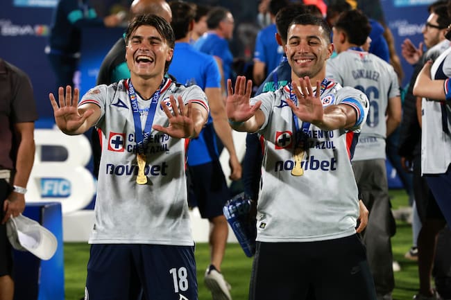 Lira y Luka Romero celebrando el título ante Pumas