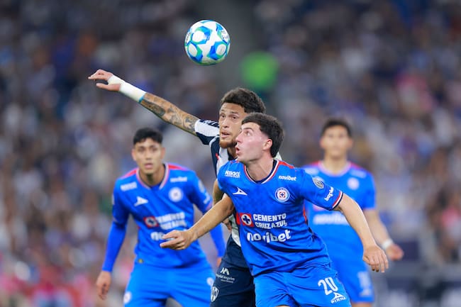 Lucas Ocampos (izq.) de CF Monterrey y José Paradela (der.) de Cruz Azul disputan el balón durante el partido de la jornada 8 entre Monterrey y Cruz Azul como parte del Liga MX Torneo Clausura 2026 en el Estadio BBVA el 28 de febrero de 2026