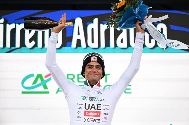 Isaac Del Toro de México y del equipo UAE Team Emirates celebra en el podio tras ganar el maillot blanco al mejor joven durante la Tirreno-Adriático 2026, etapa 3 de 221 km desde Cortona hasta Magliano de' Marsi