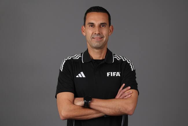 El árbitro César Arturo Ramos posa para un retrato previo al Seminario para posibles árbitros de la Copa Mundial de la FIFA 2026 provenientes de la CONMEBOL y la CONCACAF