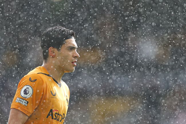 Raúl Jiménez jugando con los Wolves.