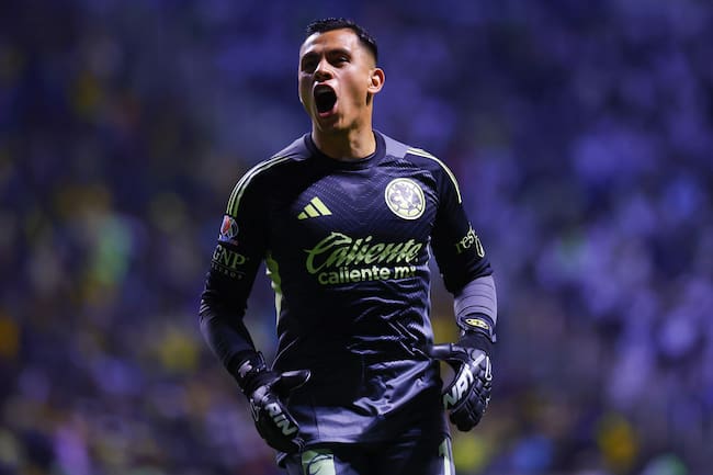 Festejo de Malagón tras la anotación de Raphael Veiga contra Puebla