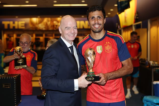 Rodri con Gianni Infantino después de la Final del Mundial 2026