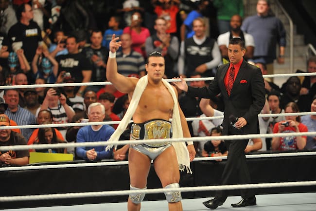 Alberto Del Río asiste al evento de Halloween del WWE Monday Night Raw Supershow en el Philips Arena el 31 de octubre de 2011