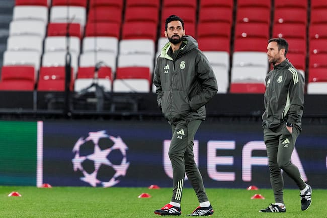 Álvaro Arbeloa, director técnico del Real Madrid CF, camina sobre el campo durante el entrenamiento del Real Madrid