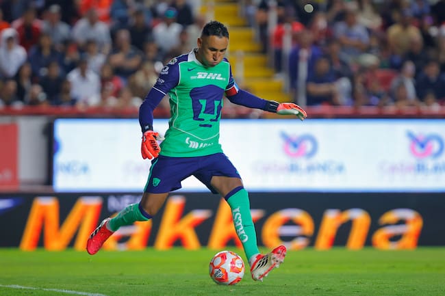 Keylor Navas, portero de Pumas, pasa el balón durante el partido de la jornada 10 entre Necaxa y Pumas UNAM como parte del Torneo Clausura 2026 de la Liga MX