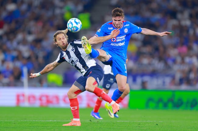 ergio Canales de Monterrey y Agustín Palavecino de Cruz Azul disputan el balón durante el partido de la Jornada 8 entre Monterrey y Cruz Azul, correspondiente al Torneo Clausura 2026 de la Liga MX,
