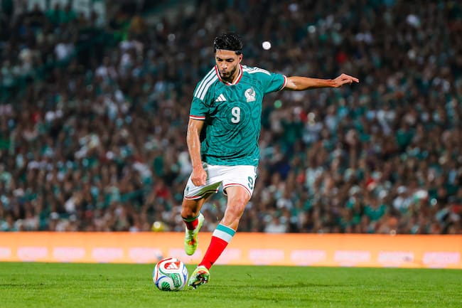 Raúl Jiménez para la Selección Mexicana de fútbol