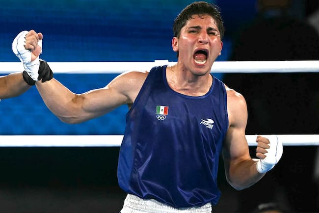 Marco Verde en cuadrilátero de pelea de box olímpico