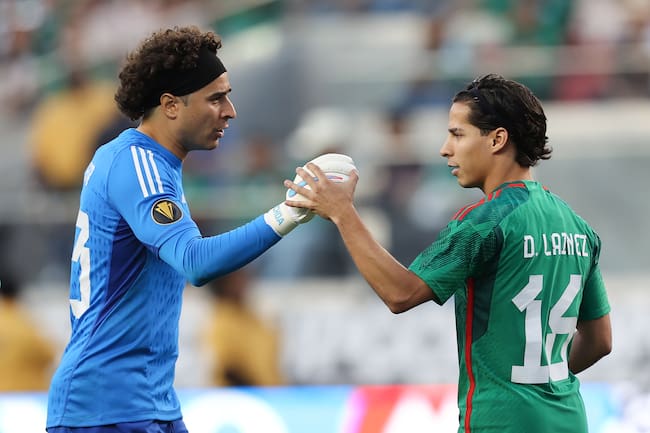 Diego Lainez y Guillermo Ochoa
