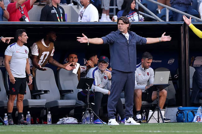 Mauricio Pochettino dirigiendo ante Bélgica en el Mundial 2026