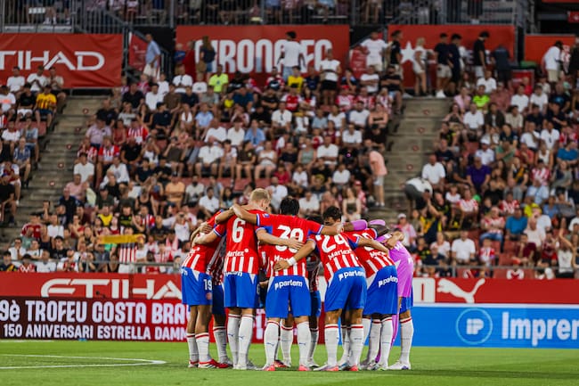 Jugadores del Girona reunidos antes del partido amistoso contra el Arsenal
