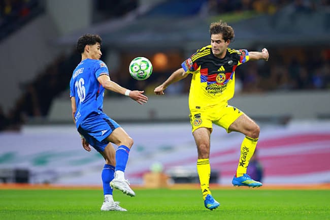 Patricio Salas jugando ante Cruz Azul