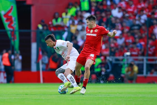 Roberto Alvarado de Chivas y Franco Romero de Toluca la jornada 8 entre Toluca y Chivas, como parte del Torneo Clausura 2026 de la Liga MX.