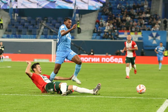 César Montes volvió con el Lokomotiv Moscú