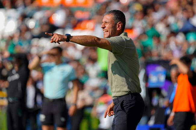 Jaime Lozano dando instrucciones a los jugadores de los Tuzos
