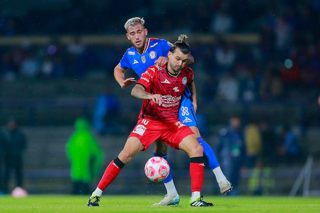 Gonzalo Piovi y Nicolás Benedetti de Mazatlán disputan el balón durante el partido de la Jornada 1 entre Cruz Azul y Mazatlán FC, correspondiente al Torneo Apertura 2025