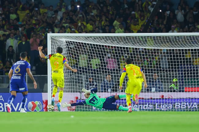 Henry Martín falla penalti