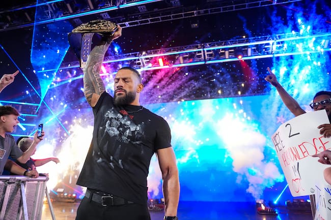 Entrada de Roman Reigns durante el Monday Night RAW en el Casey's Center