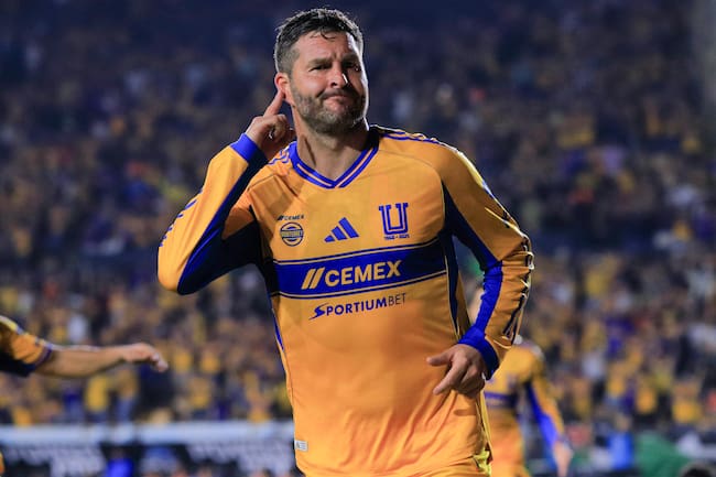 Andre-Pierre Gignac de Tigres celebra tras anotar el primer gol del equipo durante el partido de la décima jornada entre Tigres UANL y Monterrey, correspondiente al Torneo Clausura 2026 de la Liga MX,