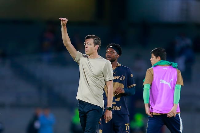 Esteban Solari dirigiendo a Pumas