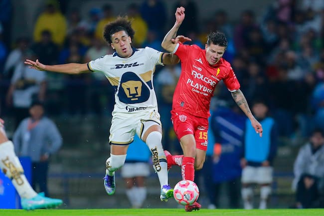 Adalberto Carrasquilla (I) de Pumas y Pável Pérez de Necaxa disputan el balón en la Jornada 4 entre Pumas UNAM y Necaxa, como parte del Torneo Apertura 2025 de la Liga MX