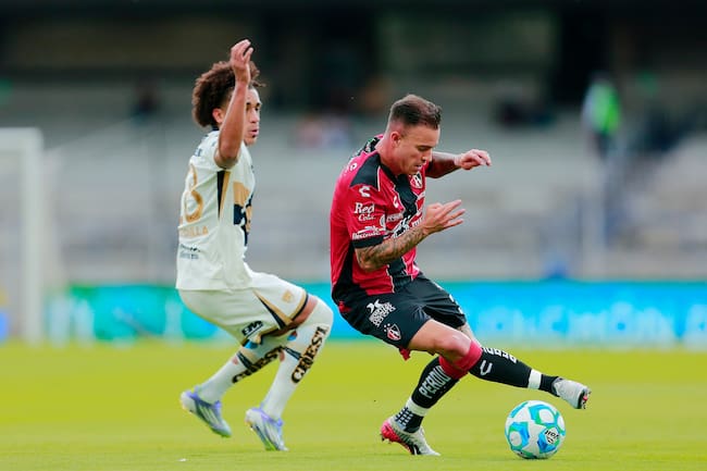 Pumas y Atlas jugando en Ciudad Universitaria