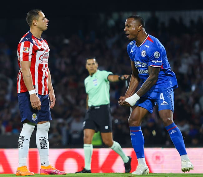 Chicharito Hernández falla penal ante Cruz Azul