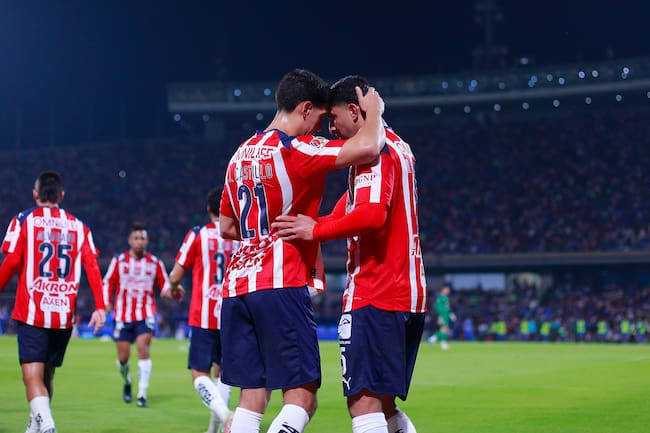 Castillo y Cotorro celebrando gol de Chivas