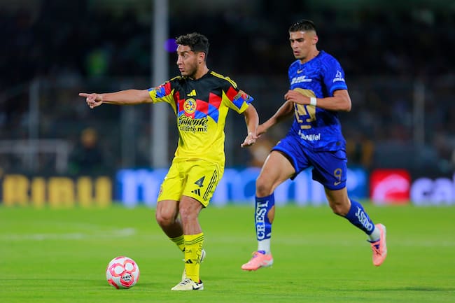 Sebastián Cáceres jugando ante Pumas